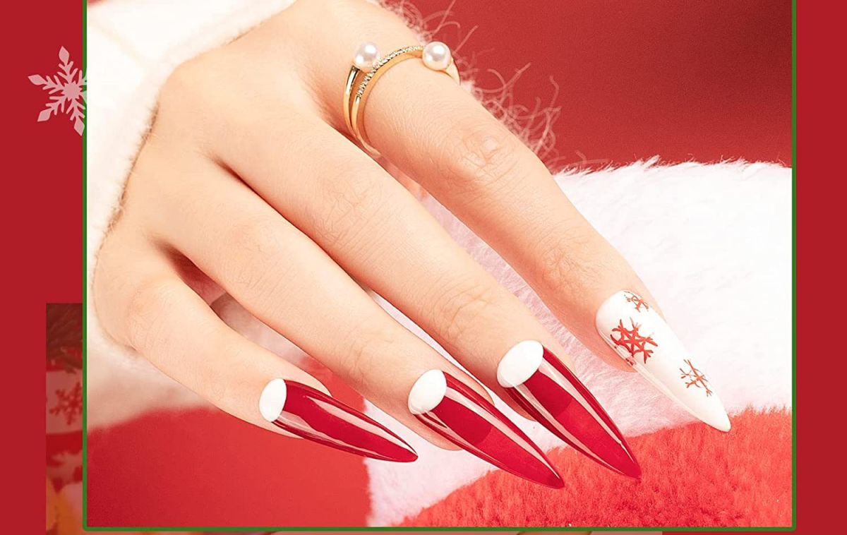 This year the trend in Christmas nails is to wear elegant and minimalist designs.