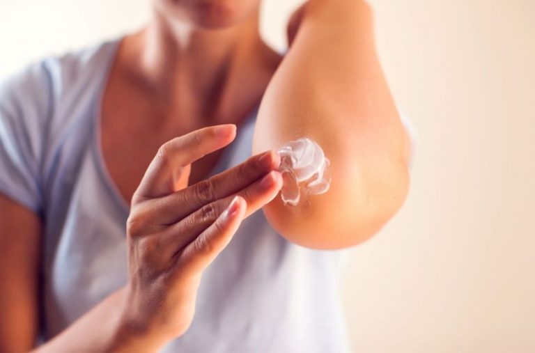 Moisturizing lotions to prevent dry elbows